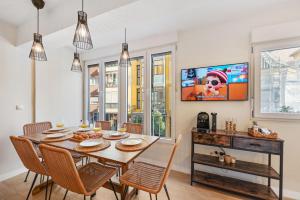 a dining room with a table and chairs at VICTORIA 75 LUXURY in Málaga