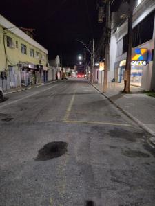 an empty street at night in a city at Casa temporada próximo a praça do canhão in São Pedro da Aldeia