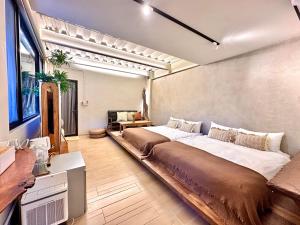 a bedroom with a large bed in a room at 夏漾旅店Summer Delight 包棟民宿 in Nanwan