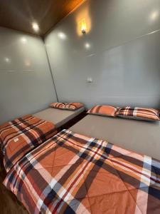 a room with two beds in a room at Vuon Hong Le Phuc-Cau Dat Glamping Retreat Da Lat in Ấp Trạm Hành