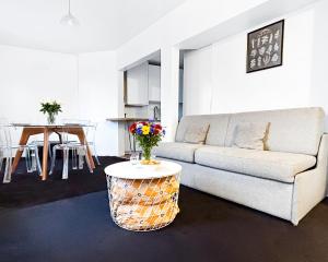 a living room with a couch and a table at Superbe T3 familial et rénové au cœur de la ville - Proche Paris in Alfortville