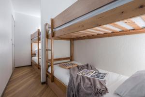 a couple of bunk beds in a room at Résidence Pierre & Vacances La Rivière in Chamonix