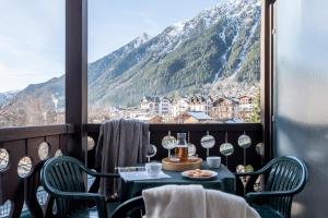 a table on a balcony with a view of a mountain at Résidence Pierre & Vacances La Rivière in Chamonix +45 photos