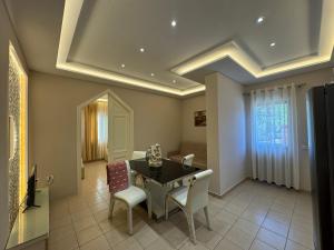 a dining room with a table and chairs at Hotel Dragoi in Velipojë