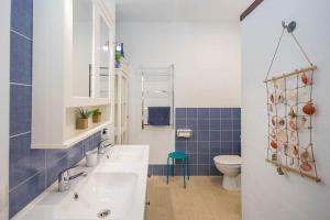 a bathroom with a white sink and a toilet at GuestReady - Marea La Graciosa relax para familias in Caleta de Sebo