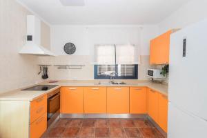 a kitchen with orange cabinets and a sink at GuestReady - Marea La Graciosa relax para familias in Caleta de Sebo