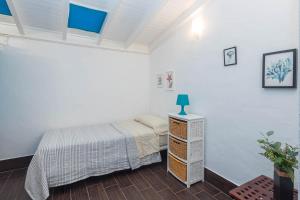 a bedroom with a bed and a table with a lamp at GuestReady - Marea La Graciosa relax para familias in Caleta de Sebo