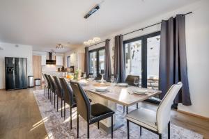 a dining room with a long table and chairs at Mountain Chalet Top 3- mit Garten und Grill in Fieberbrunn