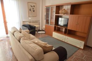 a living room with a couch and a tv at Al B6 CLOSE TO VENICE in Mogliano Veneto +13 photos