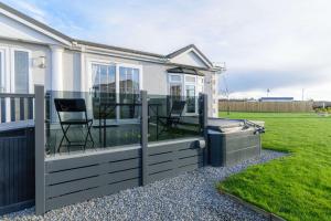 Gallery image of Hot Tub Lodge 4 Cameron, St Andrews in St. Andrews +34 photos