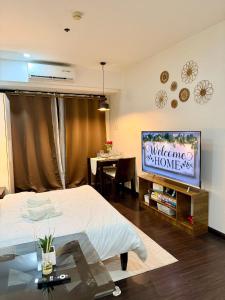Gallery image of Deluxe Room with Pool View Unit in Poblacion in Manila