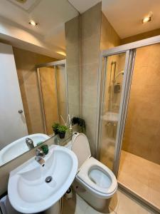 Gallery image of Deluxe Room with Pool View Unit in Poblacion in Manila +10 photos