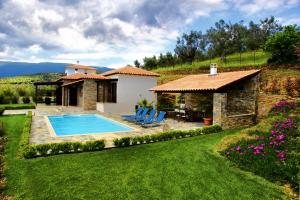 una casa con piscina en un patio en Olive Grove Villas, en Áfissos 28 fotos más