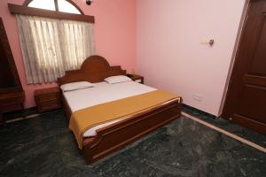 Postel nebo postele na pokoji v ubytování Lloyds Serviced Apartments,Krishna Street,T Nagar