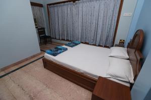 Postel nebo postele na pokoji v ubytování Lloyds Serviced Apartments,Krishna Street,T Nagar