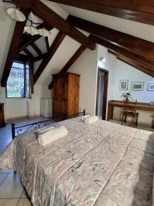 a bedroom with a large bed in a room at Il ritrovo delle Volpi in Agerola