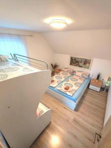 een kleine kamer met twee bedden en een trap bij Apartments Karin in Bled
