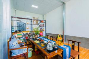 a dining room with a table and chairs at 静山轩 in Lijiang
