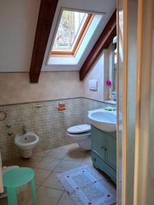 a bathroom with a sink toilet and a window at Il ritrovo delle Volpi in Agerola +61 photos