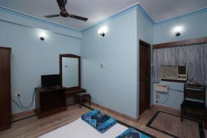 TV a/nebo společenská místnost v ubytování Lloyds Serviced Apartments,Krishna Street,T Nagar