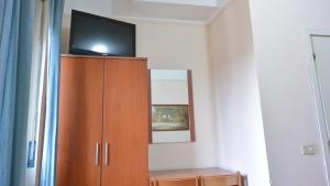 Televízia a/alebo spoločenská miestnosť v ubytovaní Hotel Arno