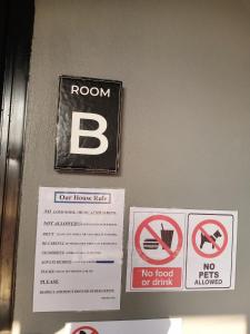 a sign that says room b and no food or drink at Thesleeperhomestay in Ban Chuk Kum +49 photos