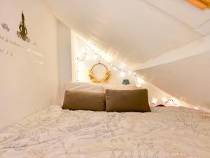 a bedroom with a bed in a attic at Le Balinais - Esprit Bali, Centre-ville & Unique in Saint-Brieuc