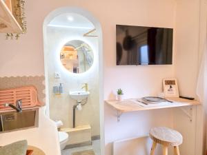 a small bathroom with a sink and a toilet at Le Balinais - Esprit Bali, Centre-ville & Unique in Saint-Brieuc