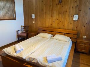 a bedroom with a bed with two towels on it at Katarino Villa Nature Escape in Razlog