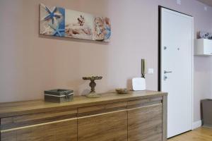 a wooden dresser in a room with a mirror at Affitti brevi Liguria - La Conchiglia in Savona