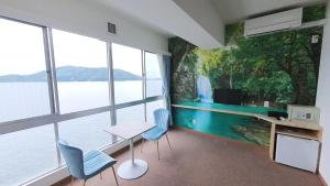 a living room with a view of the water at 森口屋アートスクエア in Shodoshima