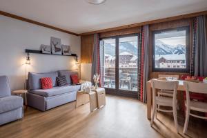 a living room with a couch and a table at Résidence Pierre & Vacances La Rivière in Chamonix