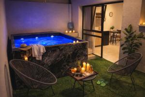 a hot tub in a room with chairs and candles at פסגת הגליל - סוויטות רומנטיות לחופשה זוגית in Manot