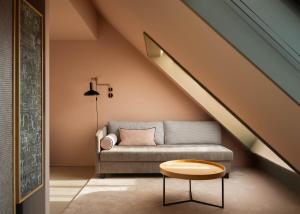 ein Wohnzimmer mit Sofa und Tisch in der Unterkunft Hotel Miano by Limehome in München + 42 Fotos