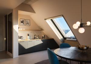 eine Küche und ein Esszimmer mit Tisch und Stühlen in der Unterkunft Hotel Miano by Limehome in München