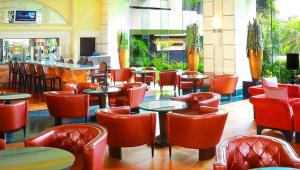 Khu vực lounge/bar tại Sea View Monarch Apartment located within Cinnamon Grand Hotel Complex
