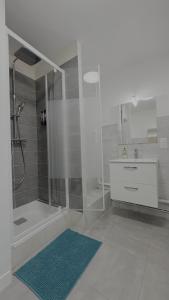 a bathroom with a shower and a sink at Le Trilou - By BEST KEYS - Triplex Totalement Climatisé 3 Chambres - Lit King Size - Smart TV Canal Plus & Amazon Prime - Cuisine Équipée - Télétravail - Proche Centre & Canal de Bourgogne - Check-in Autonome in Brienon-sur-Armançon +16 photos