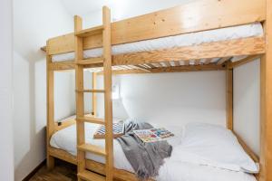 a bunk bed in a room with a bunk bedutenewayewayprefixprefixprefix at Résidence Pierre & Vacances Les Temples du Soleil in Val Thorens +45 photos