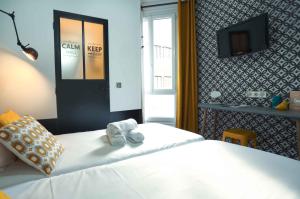 Una habitación de hotel con una cama con toallas. en Arty Paris Porte de Versailles by River en París