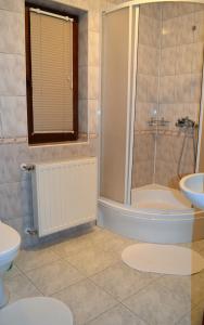 Un baño con ducha, inodoro y lavabo. en Dom na Mosornym Groniu, en Zawoja 28 fotos más