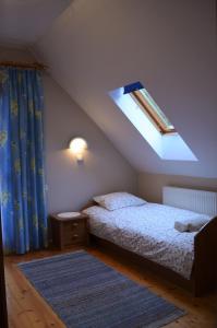 Un dormitorio con una cama y una claraboya. en Dom na Mosornym Groniu, en Zawoja