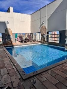 a swimming pool on the roof of a building at Luix Londrina Flat 707, QS 43 m2 , ar quente e frio, c garagem in Londrina