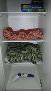 a white drawer with someartmentsbestosbestos at Stuga Sandhem in Sandhem