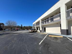 an empty parking lot in front of a building at Speedway Inn & Suites Griffin US 19 in Griffin