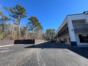 an empty street in front of a building at Speedway Inn & Suites Griffin US 19 in Griffin