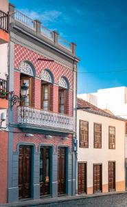 un edificio de ladrillo rojo con balcón en una calle en Casa Celestino en Santa Cruz de la Palma