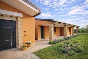 a house with a driveway and a garage at Agriturismo Verdecielo in Padova