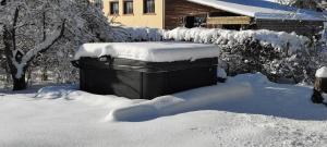 a dumpster in a yard covered in snow at Gite les fans in Prénovel