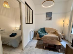 a bedroom with a bed and a mirror at L'Atrium - Cour intérieure & box vélo, rdc in Castelnaudary