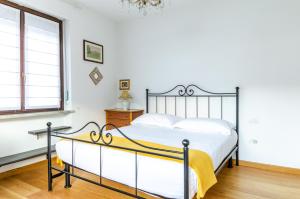 a bedroom with a bed and a window at Aosta Holiday Apartments - Edelweiss in Aosta